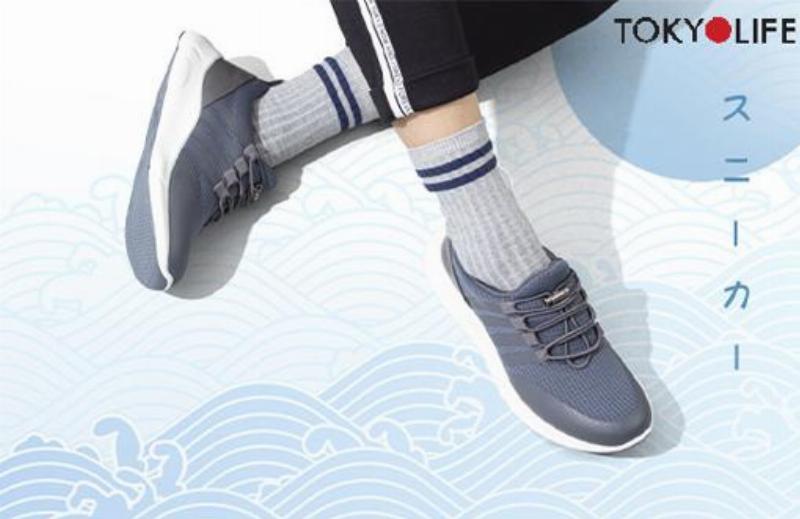 Một người phụ nữ đang chọn áo định hình tại cửa hàng, minh họa cách chọn đúng size và chất liệu